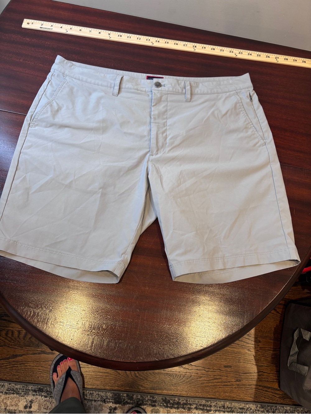 UNTUCKit Light Gray Flat-Front Men's Shorts - Casual Chino Style